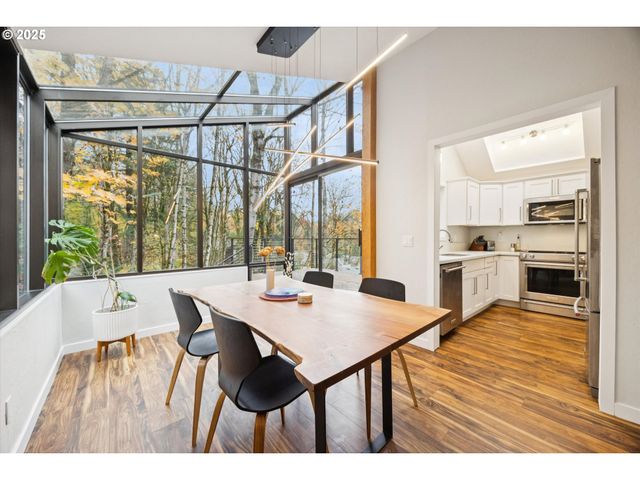 3 MOUNTAIN Cir, Lake Oswego, OR 97035