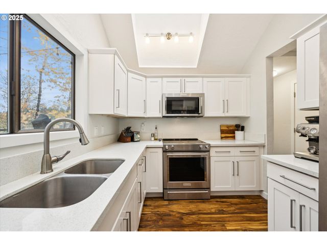 3 MOUNTAIN Cir, Lake Oswego, OR 97035