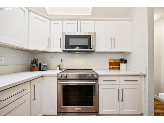 3 MOUNTAIN Cir, Lake Oswego, OR 97035