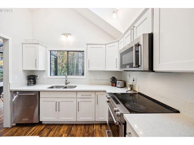 3 MOUNTAIN Cir, Lake Oswego, OR 97035