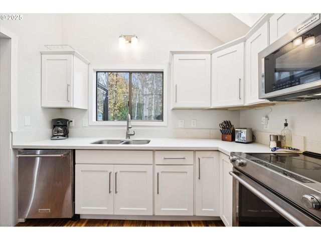 3 MOUNTAIN Cir, Lake Oswego, OR 97035