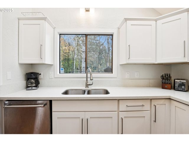 3 MOUNTAIN Cir, Lake Oswego, OR 97035