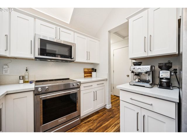 3 MOUNTAIN Cir, Lake Oswego, OR 97035