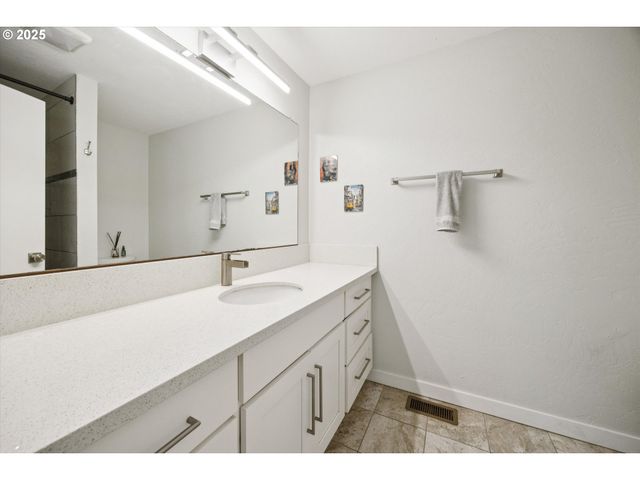 3 MOUNTAIN Cir, Lake Oswego, OR 97035