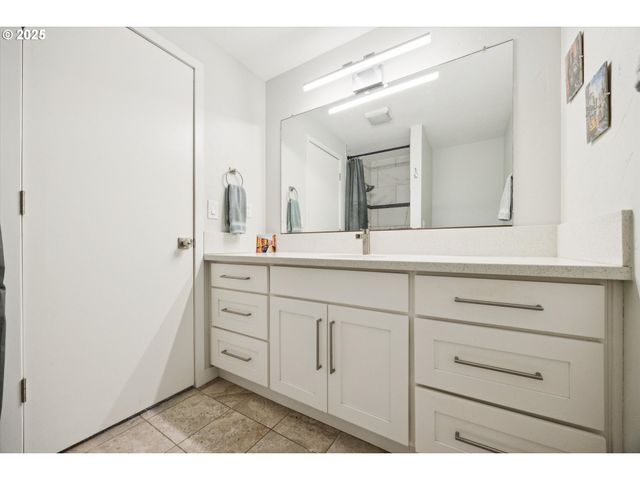 3 MOUNTAIN Cir, Lake Oswego, OR 97035