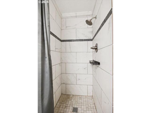 3 MOUNTAIN Cir, Lake Oswego, OR 97035