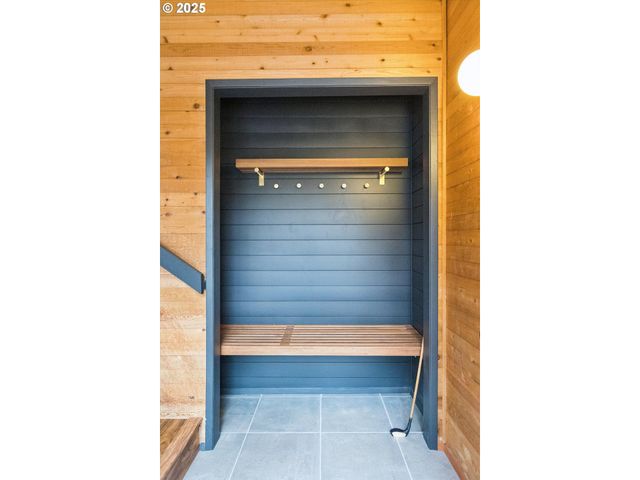 3 MOUNTAIN Cir, Lake Oswego, OR 97035