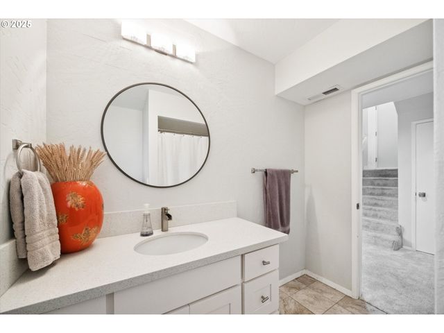 3 MOUNTAIN Cir, Lake Oswego, OR 97035