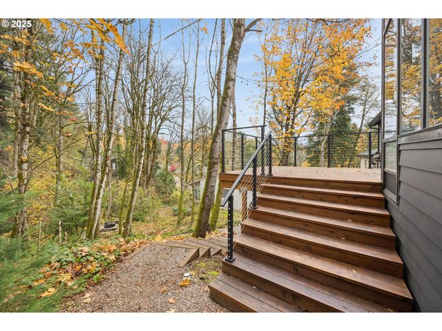 3 MOUNTAIN Cir, Lake Oswego, OR 97035