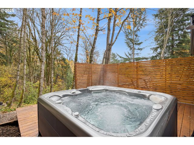 3 MOUNTAIN Cir, Lake Oswego, OR 97035