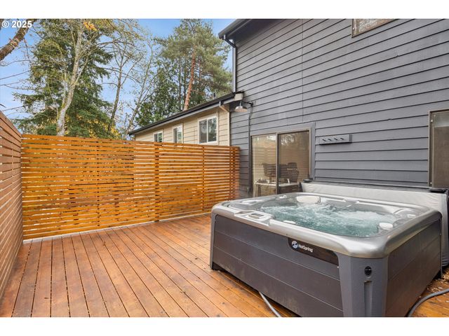 3 MOUNTAIN Cir, Lake Oswego, OR 97035