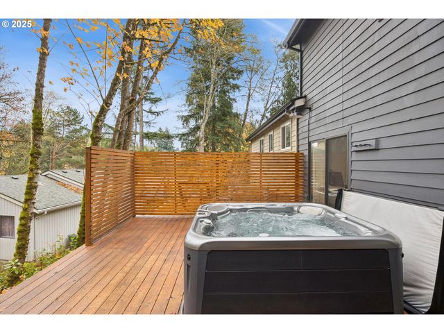 3 MOUNTAIN Cir, Lake Oswego, OR 97035