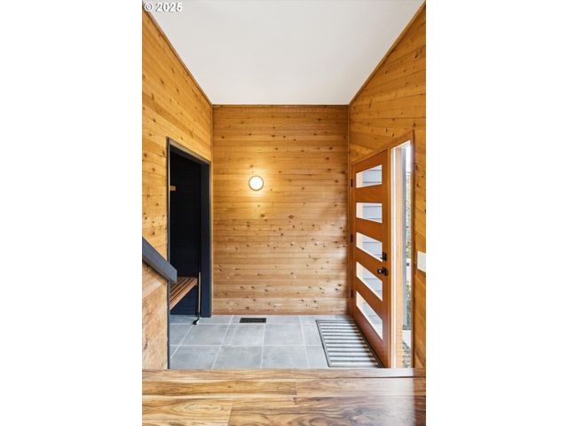 3 MOUNTAIN Cir, Lake Oswego, OR 97035