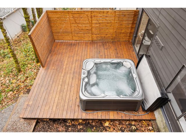 3 MOUNTAIN Cir, Lake Oswego, OR 97035