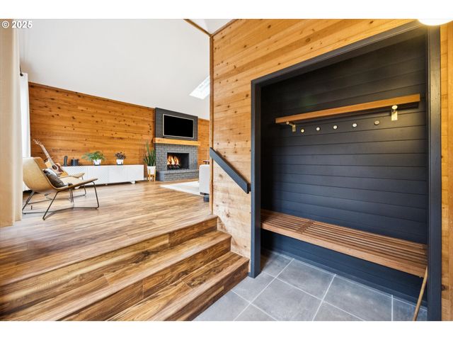 3 MOUNTAIN Cir, Lake Oswego, OR 97035