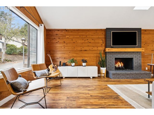 3 MOUNTAIN Cir, Lake Oswego, OR 97035