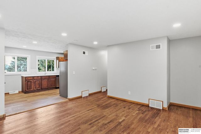 541 E 5th Street, Papillion, NE 68046