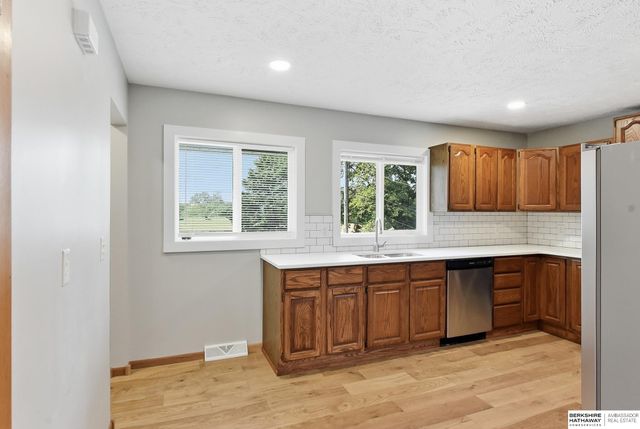 541 E 5th Street, Papillion, NE 68046