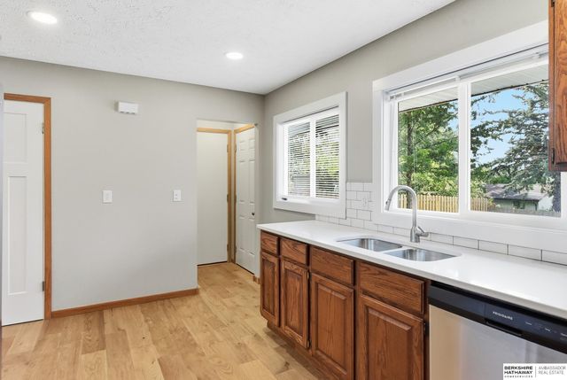 541 E 5th Street, Papillion, NE 68046