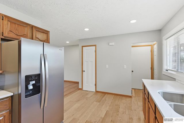 541 E 5th Street, Papillion, NE 68046