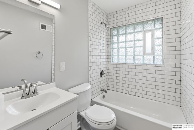 541 E 5th Street, Papillion, NE 68046