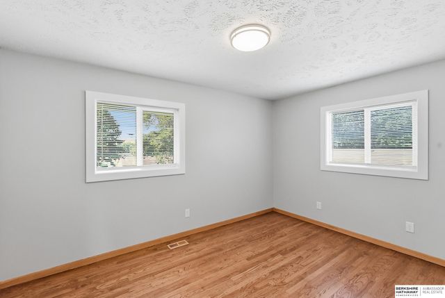 541 E 5th Street, Papillion, NE 68046