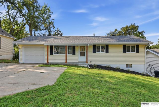 541 E 5th Street, Papillion, NE 68046