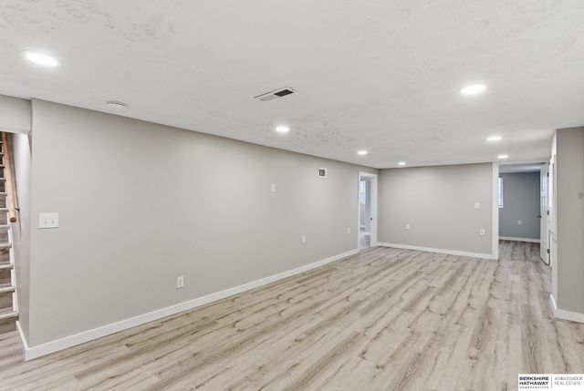 541 E 5th Street, Papillion, NE 68046