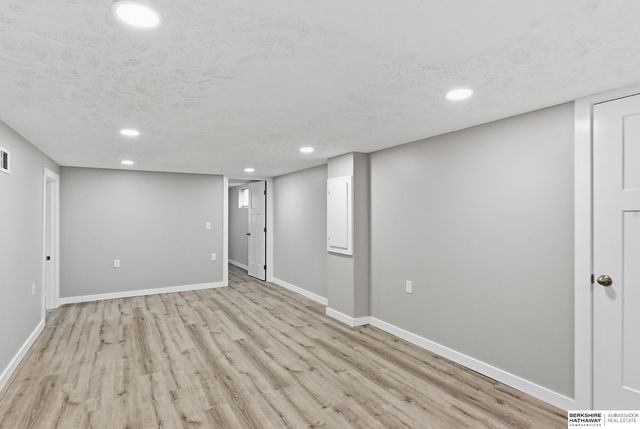 541 E 5th Street, Papillion, NE 68046