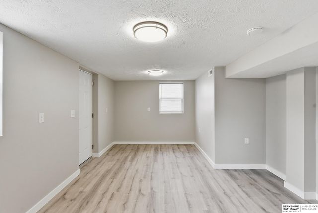 541 E 5th Street, Papillion, NE 68046