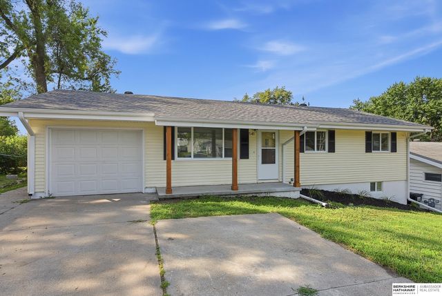 541 E 5th Street, Papillion, NE 68046