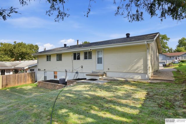 541 E 5th Street, Papillion, NE 68046
