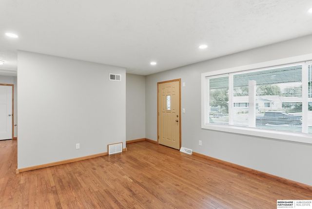 541 E 5th Street, Papillion, NE 68046