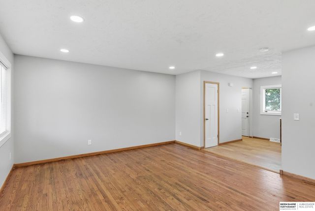 541 E 5th Street, Papillion, NE 68046