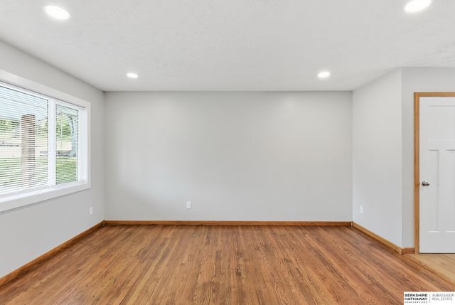 541 E 5th Street, Papillion, NE 68046