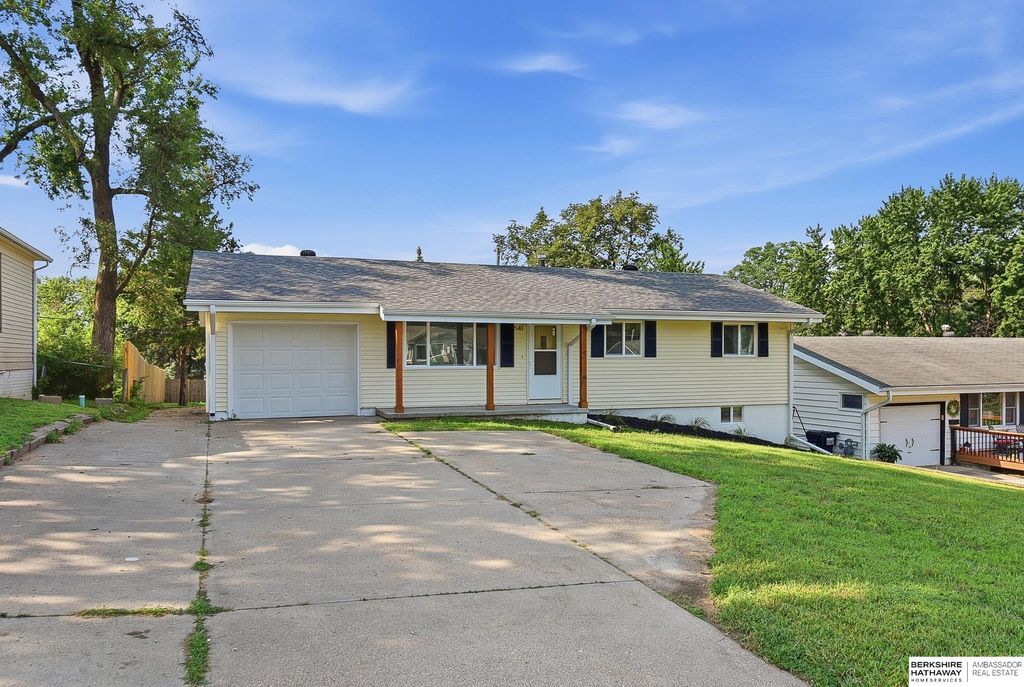 541 E 5th Street, Papillion, NE 68046