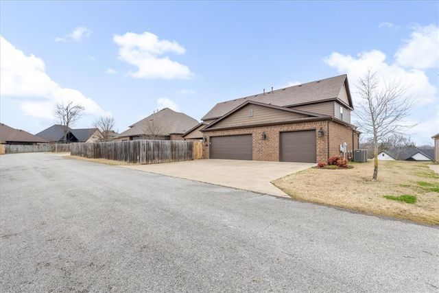 2200 NE Steinbeck Drive, Bentonville, AR 72712