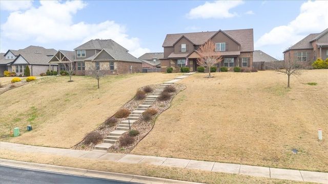 2200 NE Steinbeck Drive, Bentonville, AR 72712