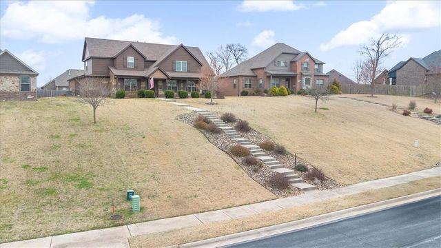 2200 NE Steinbeck Drive, Bentonville, AR 72712