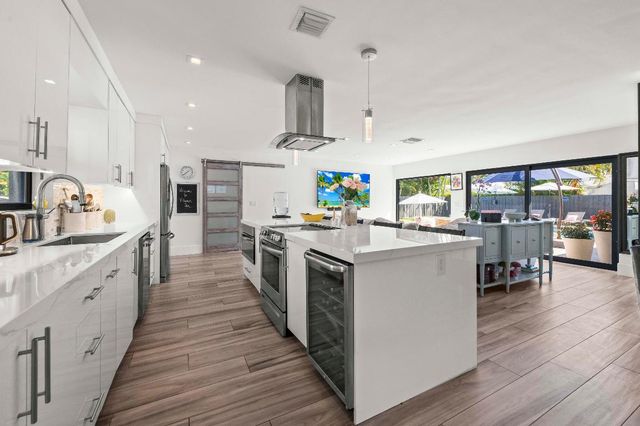 518 SW 28th Avenue, Boynton Beach, FL 33435