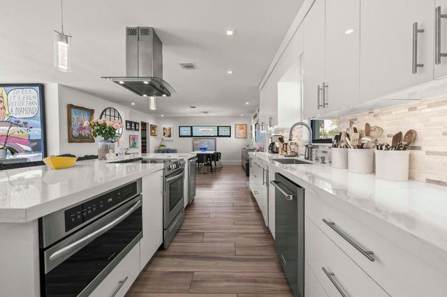 518 SW 28th Avenue, Boynton Beach, FL 33435