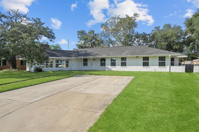 22 13th Avenue N, Texas City, TX 77590
