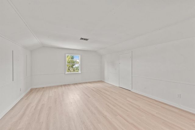22 13th Avenue N, Texas City, TX 77590