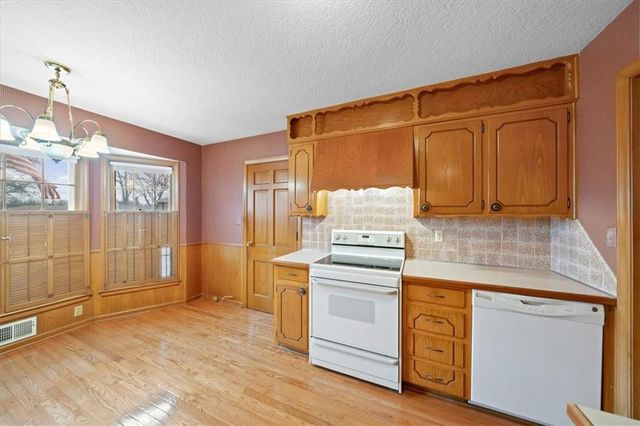 8832 Evanston Way, Kansas City, MO 64138