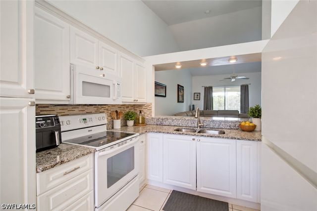 475 Robin Hood CIR 202, Naples, FL 34104