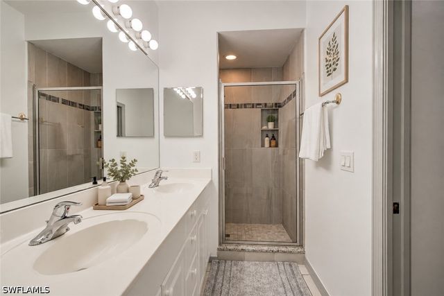 475 Robin Hood CIR 202, Naples, FL 34104