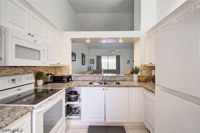 475 Robin Hood CIR 202, Naples, FL 34104