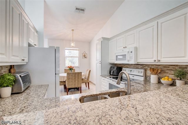 475 Robin Hood CIR 202, Naples, FL 34104