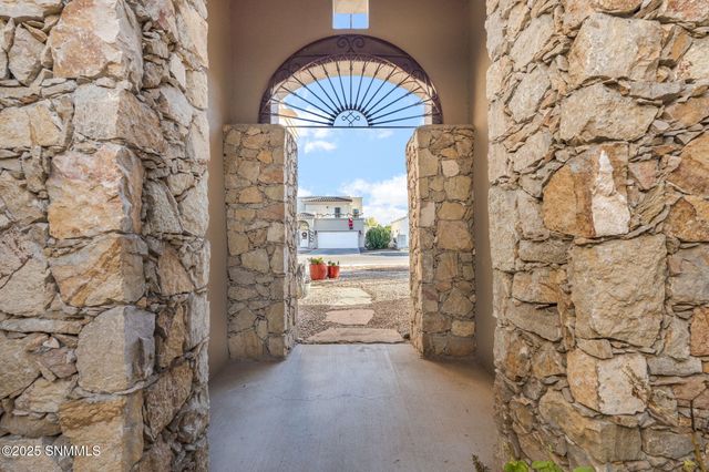 992 Flora Vista Drive, Las Cruces, NM 88007