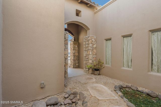 992 Flora Vista Drive, Las Cruces, NM 88007